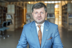 prof. dr hab. inż. Piotr Koszelnik,